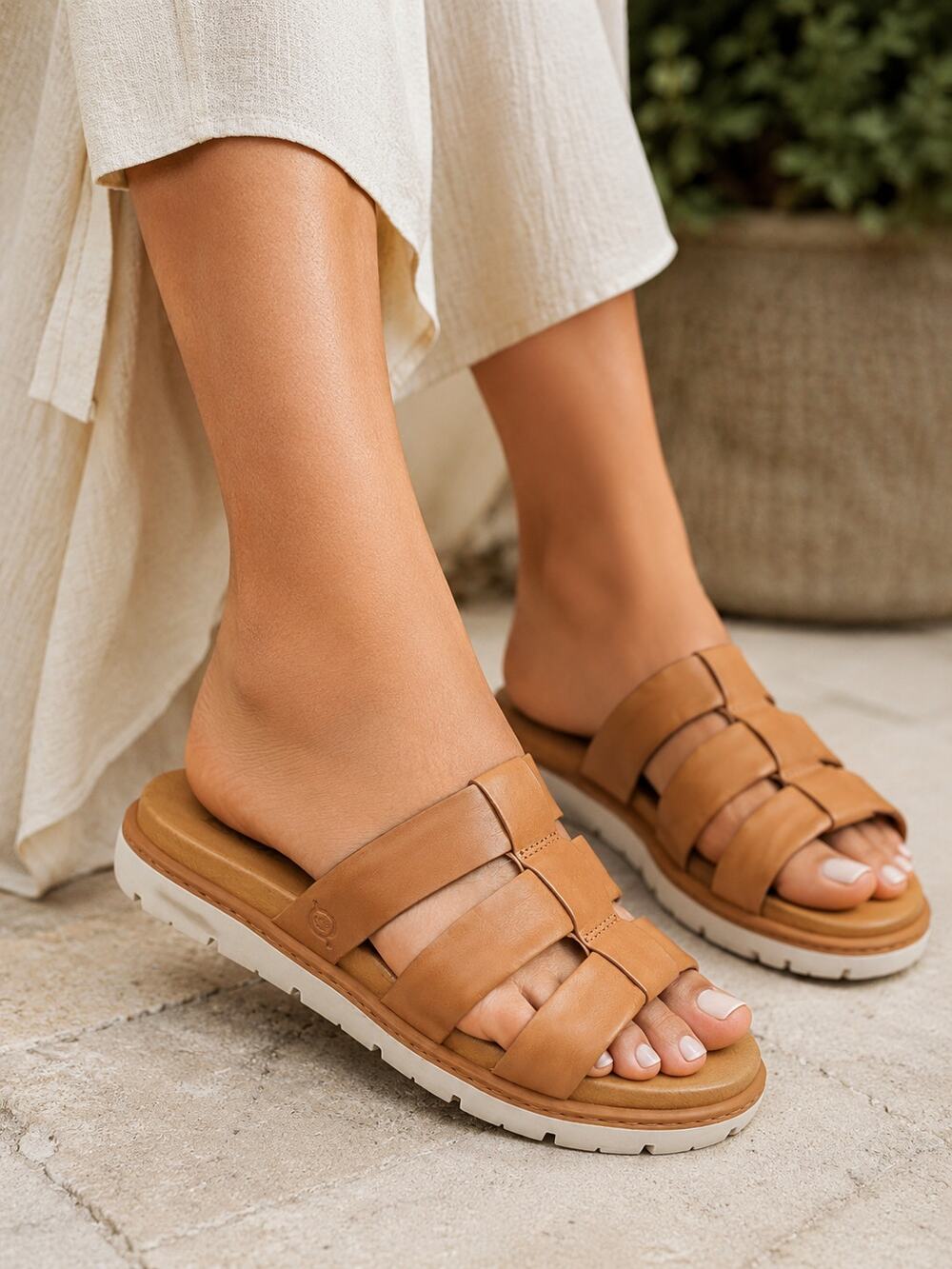 Born Women's SZ 8 Daisy Sandals Light Brown Sublimely Soft Padded Uppers